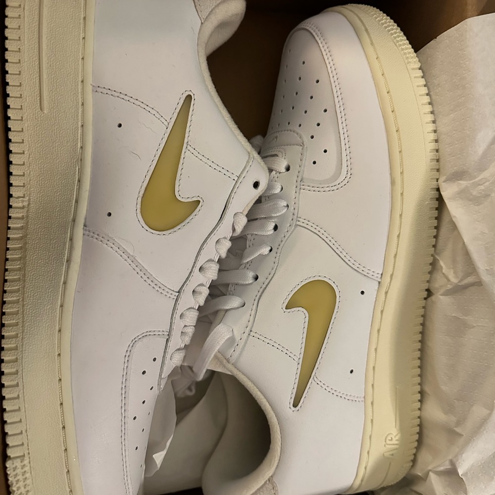 Nike Air Force 1 - brand new in box - Size 10.5M - Picture 2 of 5